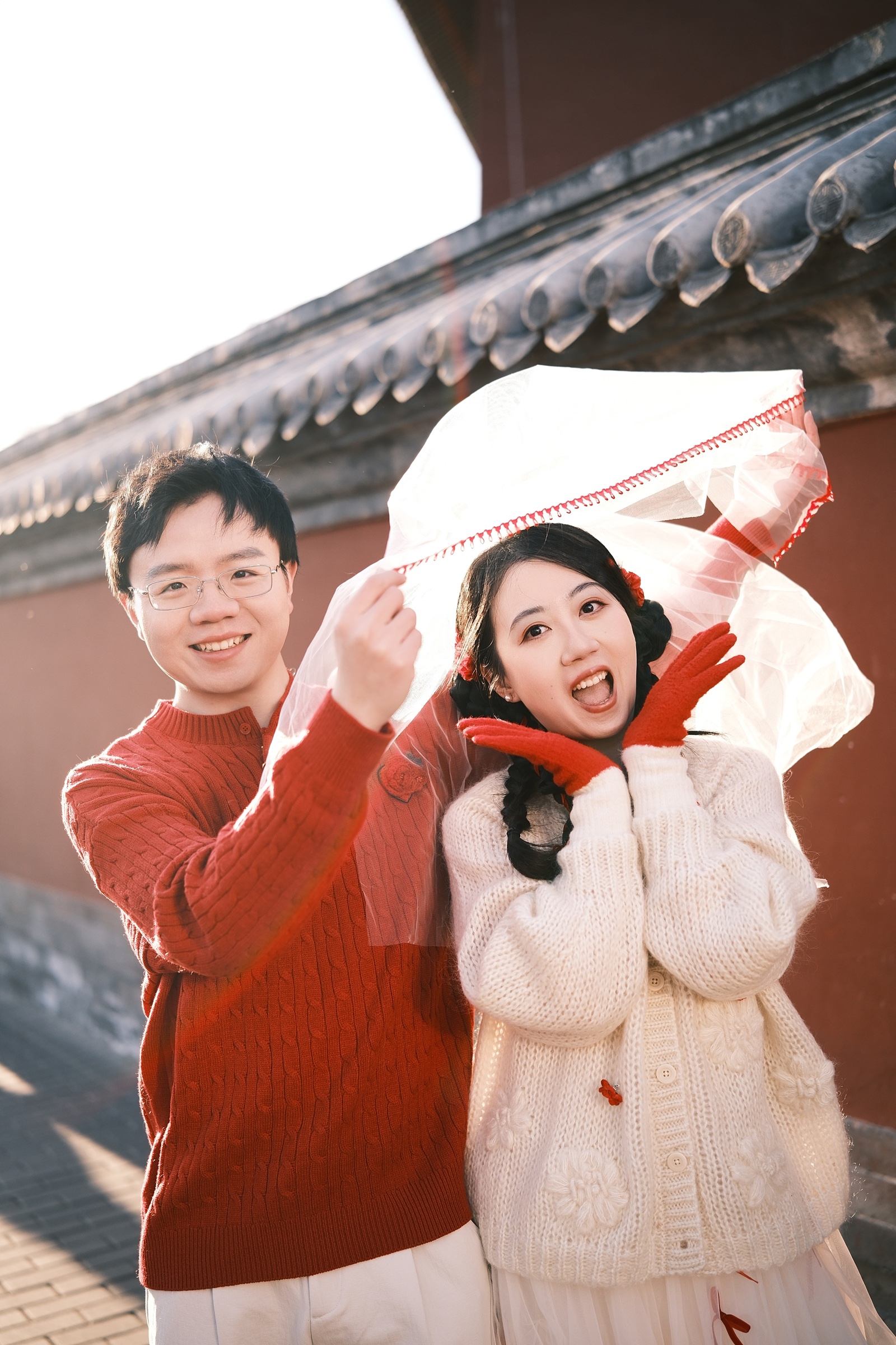 潘晔与邹登科掀起头纱的合影